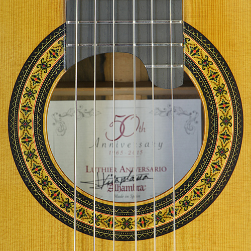 Alhambra Luthier 50 Aniversario Konzertgitarre Zeder, Ziricote, Baujahr 2018, Rosette, Schild