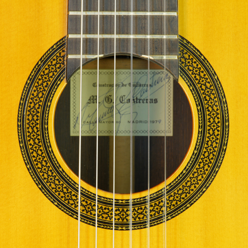 Klassiche Gitarre gebaut 1979 vom spanischen Gitarrenbauer Manuel Contreras mit Fichtendecke und Zargen und Boden aus Palisander, Mensur 65 cm, Rosette, Schild