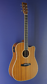 Tanglewood Union Dreadnought, matt lackierte Akustikgitarre mit Pickup in Dreadnought-Form mit massiver Mahagonidecke und Mahagoni an Zarge und Boden, mit Cutaway