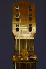 Flamencogitarre mit Holzwirbeln und traditionellem Flamencokapodaster
