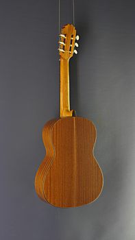 Children's guitar Juan Aguilera, model niña 58, ¾ guitar with 58 cm scale and solid cedar top, back view