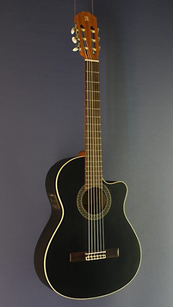 Alhambra 1C Black CW EZ, schwarze Konzertgitarre mit Tonabnehmer und Cutaway