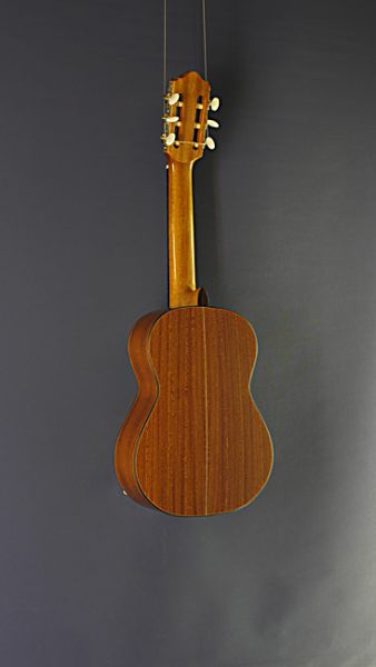 Children's guitar Juan Aguilera, model niña 52, 1/4 guitar with 52 cm scale and solid spruce top, back view