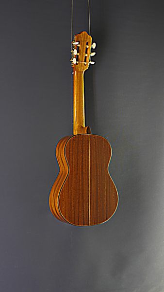 Children's guitar Juan Aguilera, model niña 52, 1/4 guitar with 52 cm scale and solid cedar top, back view