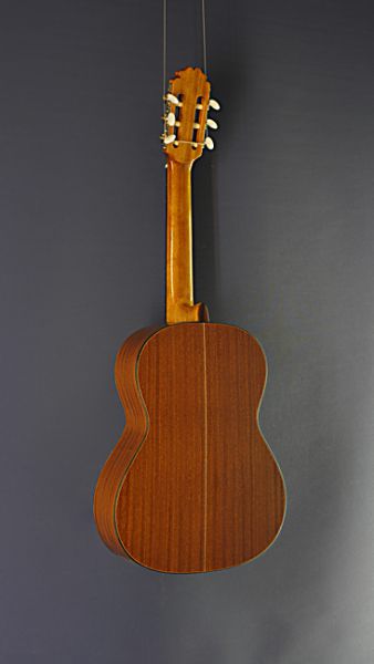 Children's guitar Juan Aguilera, model niña 58, ¾ guitar with 58 cm scale and solid spruce top, back view