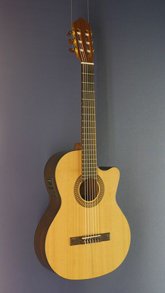 Lacuerda 65 P CUT, Konzertgitarre mit Tonabnehmer, Cutaway und massiver Zederndecke, klassische Gitarre