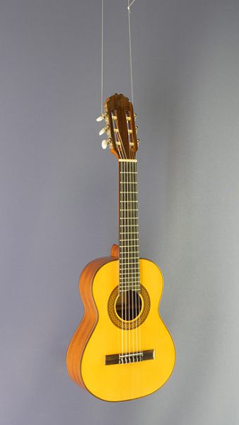 Octave guitar Ricardo Moreno, Octava 1 with solid spruce top
