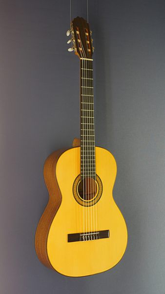 Konzertgitarre mit 64 cm kurzer Mensur - Ricardo Moreno, Modell 1a 64 Fichte, spanische Gitarre mit massiver Fichtendecke