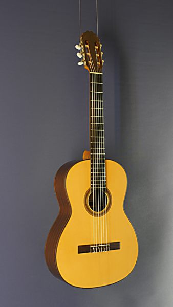 Classical guitar with 63 cm short scale - Ricardo Moreno, model 2a 63 spruce, Spanish concert guitar with solid spruce top