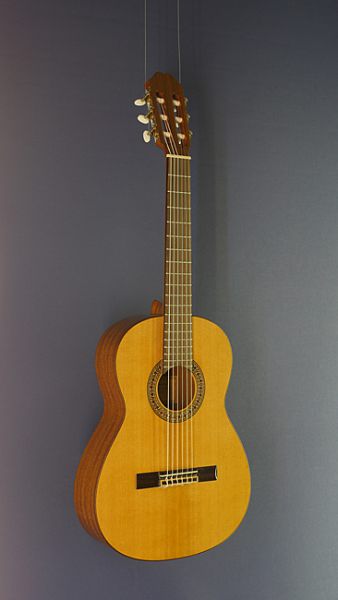 Kindergitarre Ricardo Moreno, Modell menor 58,  ¾-Gitarre mit 58 cm Mensur und massiver Zederdecke, Spanische Gitarre