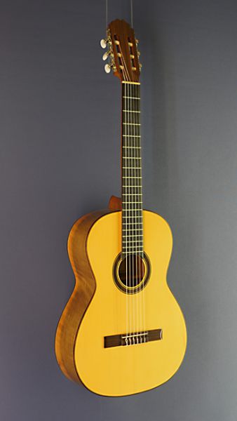 Ricardo Moreno, 3a 64 Fichte, 64 cm kurze Mensur, massive Fichtendecke und Walnuss an Zargen und Boden, spanische Gitarre