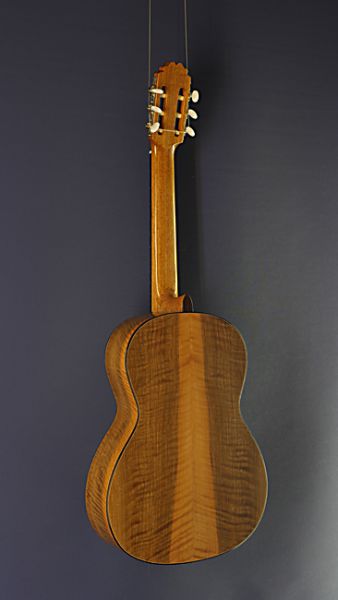 Classical Guitar Ricardo Moreno, model 3a cedar, Spanish Guitar with solid cedar top and walnut on back and sides, back view