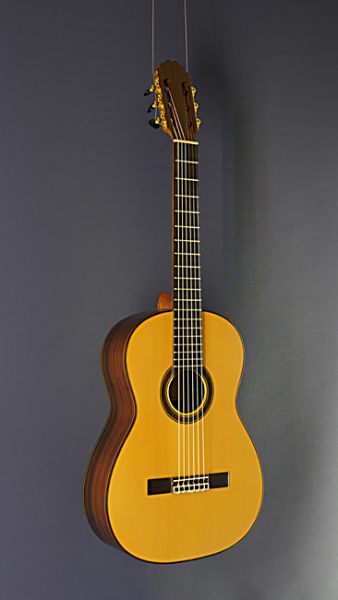 Konzertgitarre mit 64 cm kurzer Mensur - Ricardo Moreno, Modell C-P 64 Fichte , spanische Gitarre mit massiver Fichtendecke und Palisander an Zargen und Boden