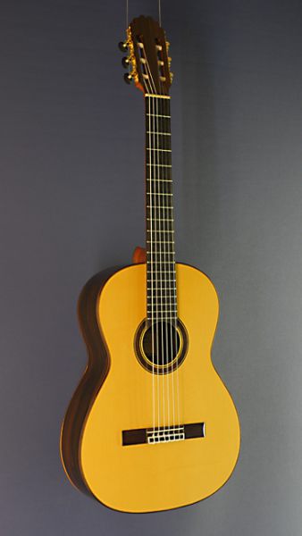 Ricardo Moreno C-Z spruce, Spanish Guitar with solid spruce top and cyricote on back and sides, classical guitar